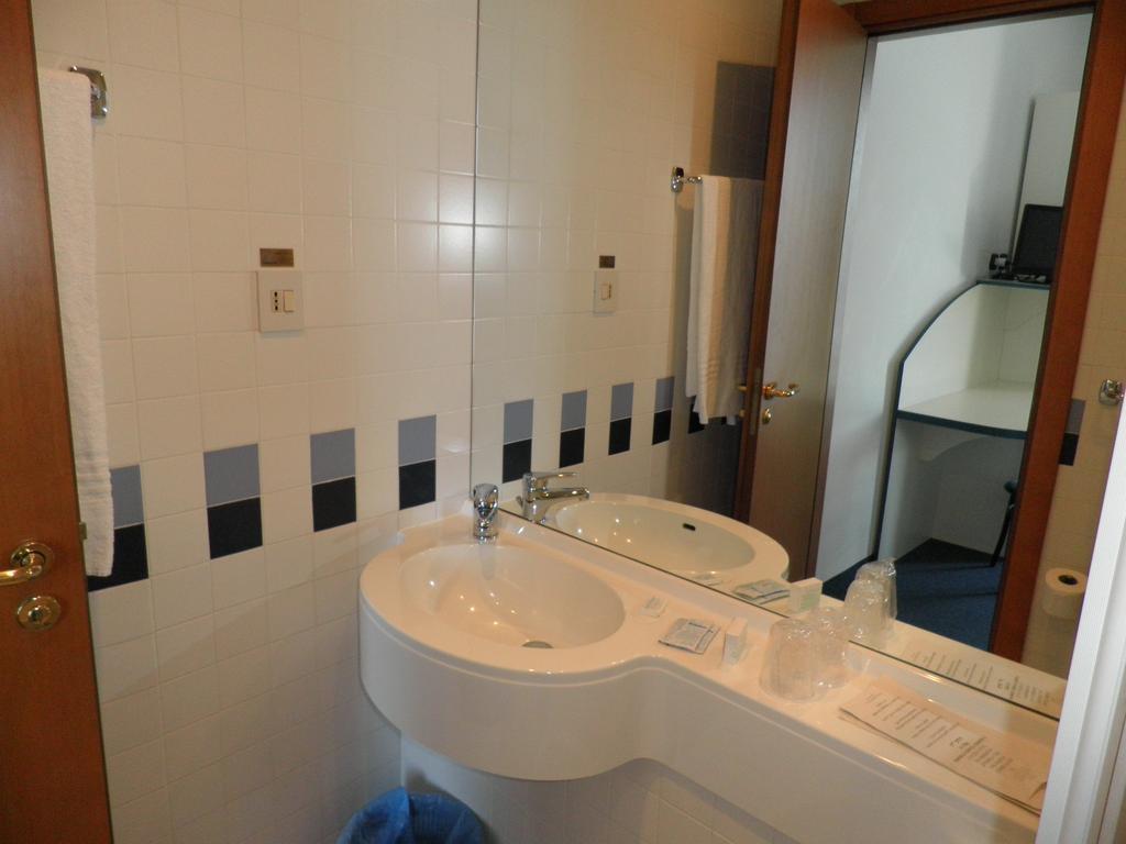 Hotel Torre Imperiale Maccagno Номер фото